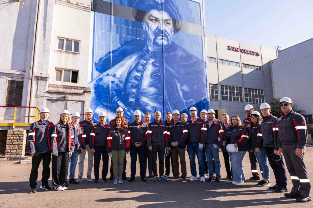 Українські дипломати відвідали комбінат “Запоріжсталь” у межах робочої поїздки до Запорізького регіону